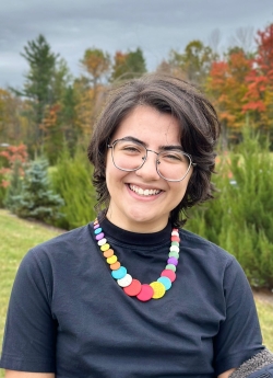 headshot photo of alice oliveira