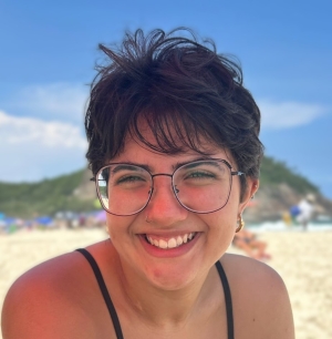 headshot photo of alice inacio oliveira